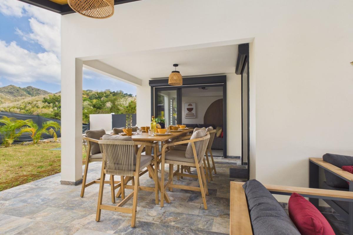 Location trois ilets 8 personnes martinique - table à manger extérieure